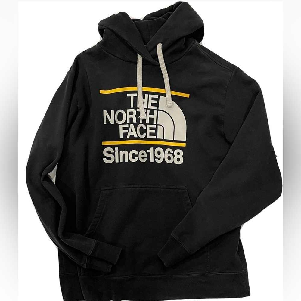 North Face Black Spell Out Hoodie Men's Sweater Size M
Pit to pit 20”
Length 24”